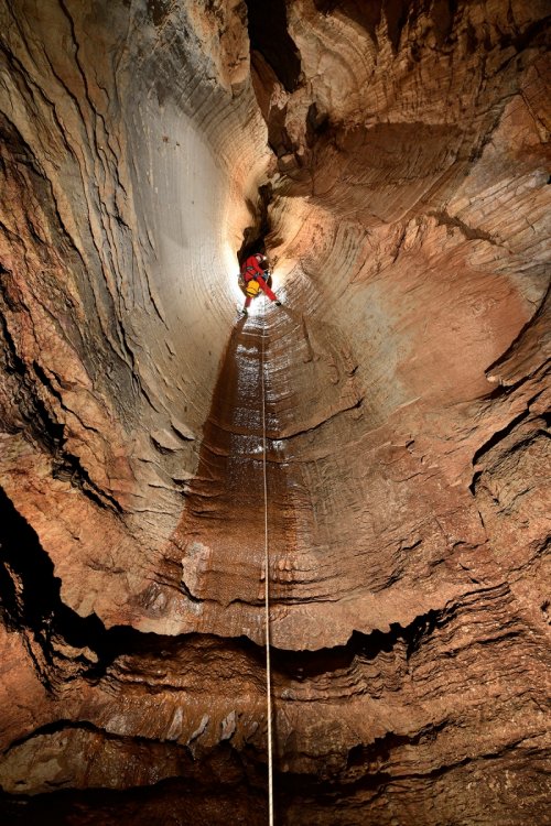 Aven de la Barelle (Causse Méjean, Lozère) - Descente par un spéléo du second puits de 15 m(SP-18-0358)